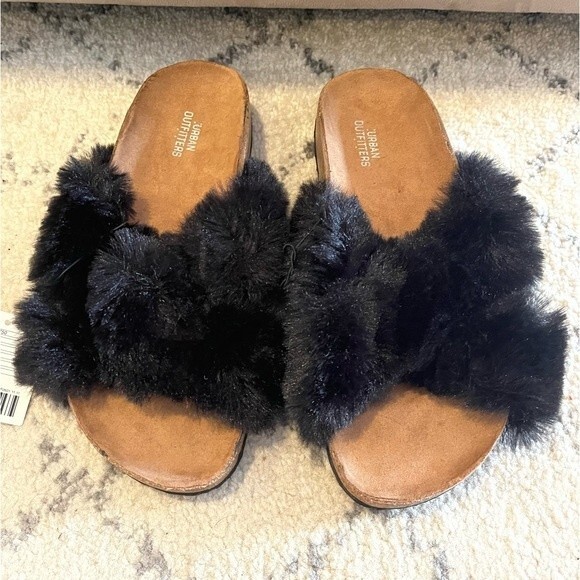 NWT Urban Outfitters Criss Crossed Black Faux Fur Slide Sandals 7 - Picture 3 of 6